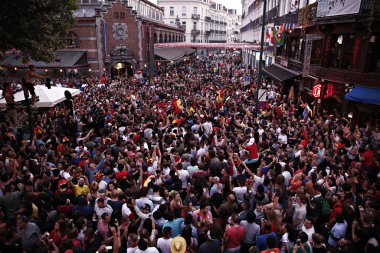 Belçika taraftarları t sırasında kendi takımının zaferinden sonra kutlamak