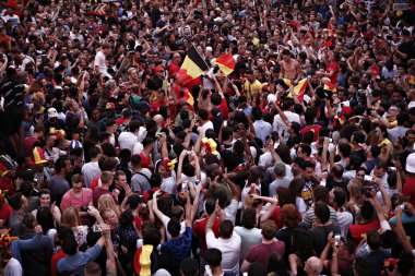 Belçika taraftarları t sırasında kendi takımının zaferinden sonra kutlamak