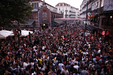Belçika taraftarları t sırasında kendi takımının zaferinden sonra kutlamak