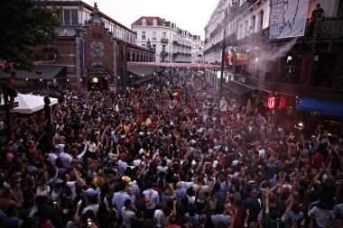Belçika taraftarları t sırasında kendi takımının zaferinden sonra kutlamak