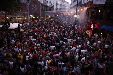 Belçika taraftarları t sırasında kendi takımının zaferinden sonra kutlamak