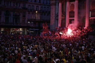 Belçika taraftarları t sırasında kendi takımının zaferinden sonra kutlamak