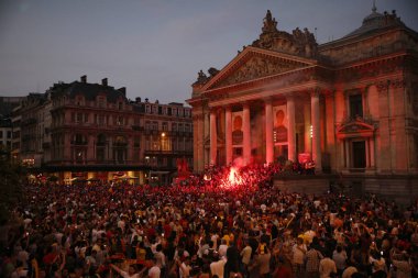 Belçika taraftarları t sırasında kendi takımının zaferinden sonra kutlamak