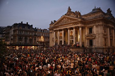 Belçika taraftarları t sırasında kendi takımının zaferinden sonra kutlamak