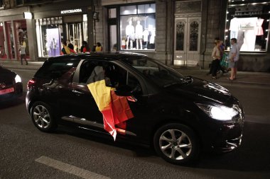 Belçika taraftarları t sırasında kendi takımının zaferinden sonra kutlamak