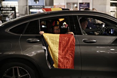 Belçika taraftarları t sırasında kendi takımının zaferinden sonra kutlamak