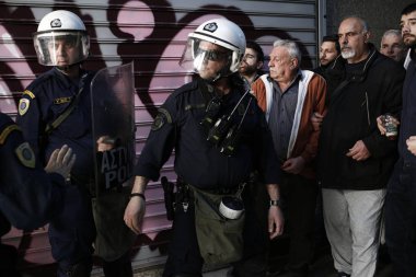 Protestocular noter-pub dışında bir ev açık artırma engellemeye çalışırlar