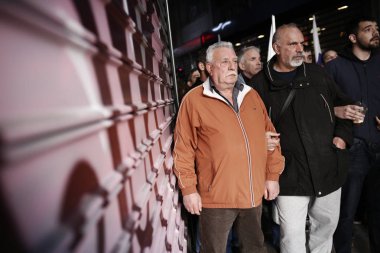 Protestocular noter-pub dışında bir ev açık artırma engellemeye çalışırlar