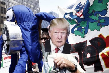 Aktivistler bağlamında Başkan Donald Trump'ı protesto etti 