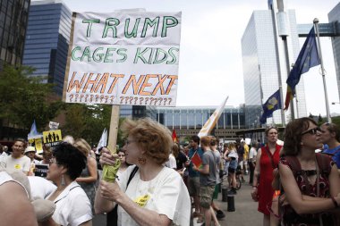 Aktivistler bağlamında Başkan Donald Trump'ı protesto etti 