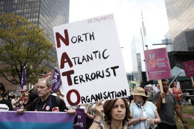 Aktivistler bağlamında Başkan Donald Trump'ı protesto etti 