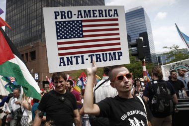 Aktivistler bağlamında Başkan Donald Trump'ı protesto etti 