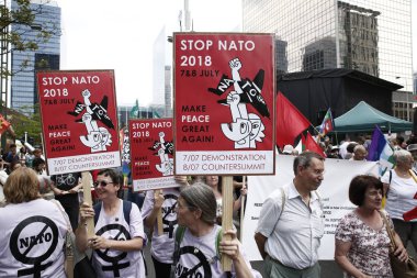Aktivistler bağlamında Başkan Donald Trump'ı protesto etti 