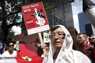 Aktivistler bağlamında Başkan Donald Trump'ı protesto etti 