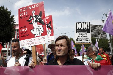 Aktivistler bağlamında Başkan Donald Trump'ı protesto etti 