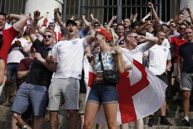 İngiltere futbol taraftarları İsveç, Brusse karşı kazanmak kutluyor