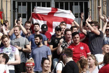 İngiltere futbol taraftarları İsveç, Brusse karşı kazanmak kutluyor
