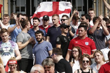 İngiltere futbol taraftarları İsveç, Brusse karşı kazanmak kutluyor