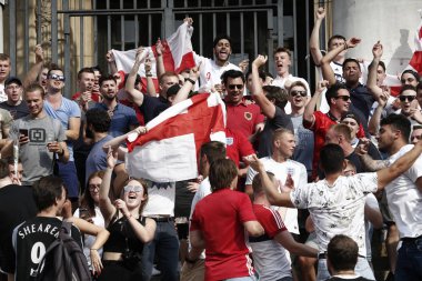 İngiltere futbol taraftarları İsveç, Brusse karşı kazanmak kutluyor