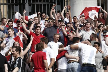 İngiltere futbol taraftarları İsveç, Brusse karşı kazanmak kutluyor