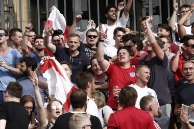 İngiltere futbol taraftarları İsveç, Brusse karşı kazanmak kutluyor