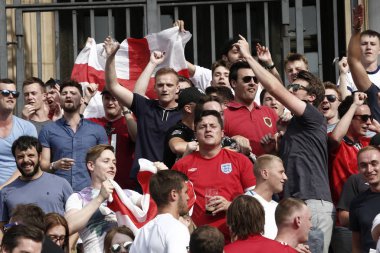 İngiltere futbol taraftarları İsveç, Brusse karşı kazanmak kutluyor