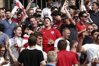 İngiltere futbol taraftarları İsveç, Brusse karşı kazanmak kutluyor