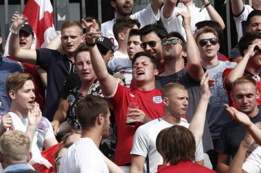 İngiltere futbol taraftarları İsveç, Brusse karşı kazanmak kutluyor