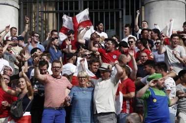 İngiltere futbol taraftarları İsveç, Brusse karşı kazanmak kutluyor