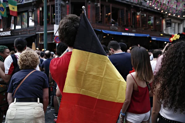Brüksel, Belçika. 6 Temmuz 2018. Belçika taraftarları Brezilya ile Belçika arasında oynanan Rusya 2018 Dünya Kupası çeyrek final maçını izliyor.  