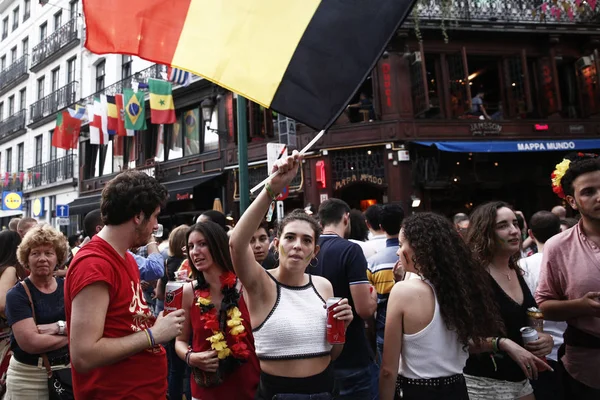 ベルギー ブリュッセル 2018年7月6日ベルギーのサポーターは ブラジルとベルギーの間のロシア2018ワールドカップ準々決勝サッカーの試合を見ます — ストック写真