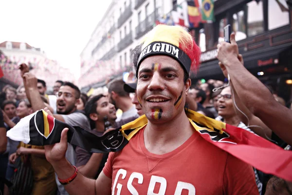 Les supporters belges célèbrent après la victoire de leur équipe — Photo