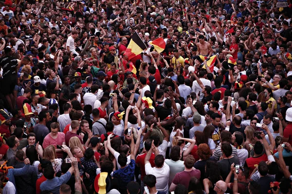 A belga szurkolók a csapatuk győzelme után ünneplik — Stock Fotó