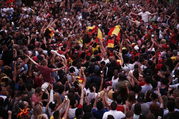 Les supporters belges célèbrent après la victoire de leur équipe — Photo