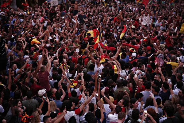 Partidarios belgas celebran después de la victoria de su equipo durante t — Foto de Stock