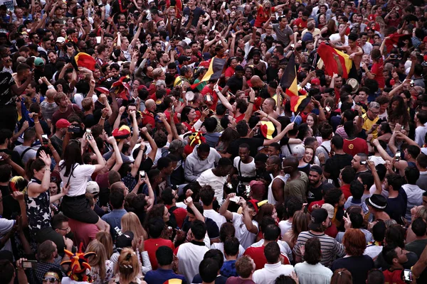 Belgische supporters vieren na de overwinning van hun team tijdens t — Stockfoto