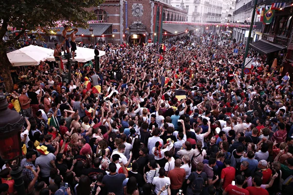 Tifosi belgi festeggiare dopo la vittoria della loro squadra durante t — Foto Stock