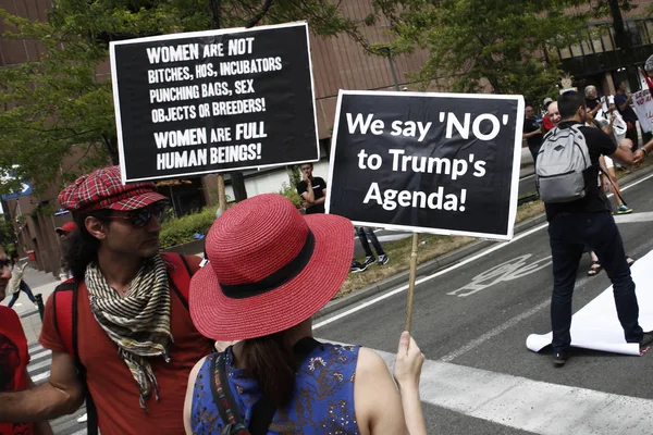 Активисты протестуют против президента Дональда Трампа в контексте — стоковое фото