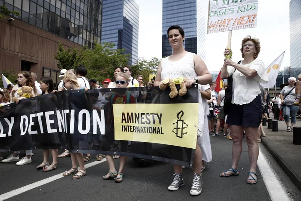 Ativistas protestam contra o presidente Donald Trump no contexto — Fotografia de Stock