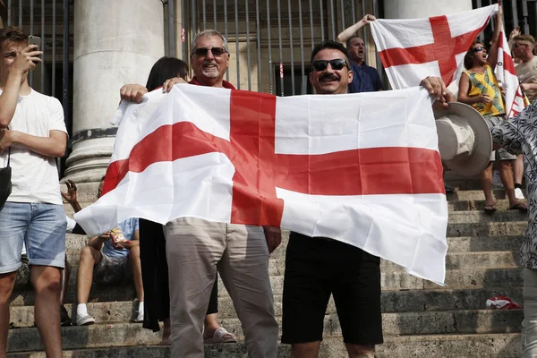 Футбольні вболівальники Англії святкують перемогу проти Швеції, Брюзе — стокове фото