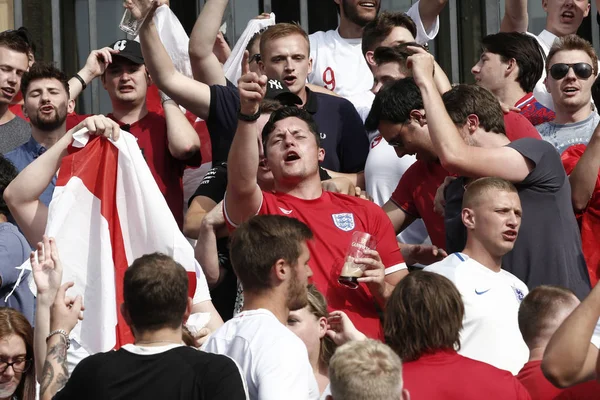 Английские футбольные болельщики празднуют победу над Швецией, Брюссе — стоковое фото