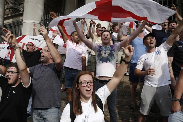 Anglia fanów piłki nożnej obchodzi zwycięstwo przeciwko Szwecji, Brusse — Zdjęcie stockowe