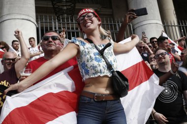 İngiltere futbol taraftarları İsveç, Brusse karşı kazanmak kutluyor