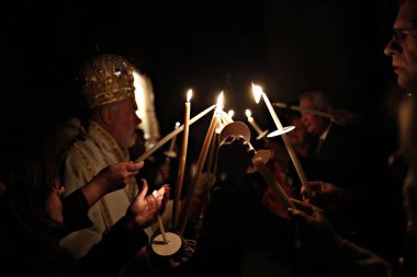 Ortodoks Hıristiyan rahip Brüksel'de Archangels Michael ve Gabriel Katedrali'nde paskalya ayini sırasında mum tutar, Belçika Nisan'da 8, 2018