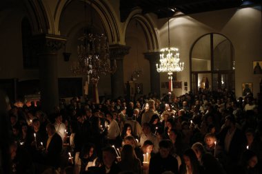 Ortodoks Hıristiyan tapan bir Paskalya gece nöbeti seviye meleklerden Michael Katedrali ve Gabriel Brüksel, Belçika, üzerinde 8 Nisan 2018 sırasında mum tutan