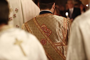 Ortodoks Hıristiyan rahipler 8 Nisan 2018'de Brüksel'deki Başmelekler Michael ve Gabriel Katedrali'nde Paskalya ayinine katıldılar.