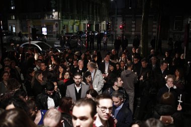 Ortodoks Hıristiyan tapan bir Paskalya gece nöbeti seviye meleklerden Michael Katedrali ve Gabriel Brüksel, Belçika, üzerinde 8 Nisan 2018 sırasında mum tutan