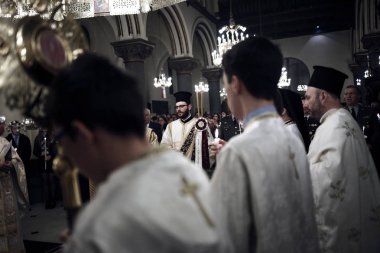 Ortodoks Hıristiyan rahipler 8 Nisan 2018'de Brüksel'deki Başmelekler Michael ve Gabriel Katedrali'nde Paskalya ayinine katıldılar.