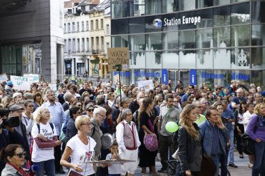 Brüksel, Belçika. 8. Eylül 2018.Aktivistler pankart ve cha tutun