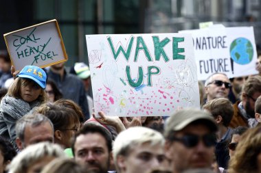 Brüksel, Belçika. 8. Eylül 2018.Aktivistler pankart ve cha tutun